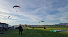 paraglider počas letu pri západe slnka