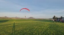 paraglider počas letu nad lúkou paragliding kurz