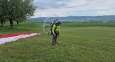 motorový paraglajding pilot s paramotorom pred startom na lúke Slovensko