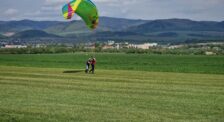 farebný paraglider počas paraglidingového kurzu
