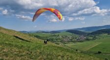 motorový paraglider nad kopcovitou krajinou Slovensko