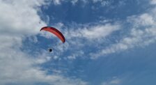 paraglider vysoko na modrej oblohe motorový paraglajding