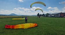 Farebné scenéria počas kurzu motorového paraglajdingu