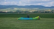 rozložené paraglider krídlo pred štartom paramotor Slovensko