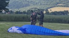 pilot a inštruktor pri príprave paraglidera kurz lietania