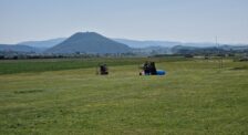 príprava paraglidera na štart na lúke výcvik pilotov