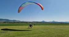 štart paraglidera na lúke výcvik motorového paraglajdingu