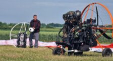 pilot s paramotorom a výstrojou na štartovacej ploche paragliding kurz