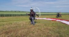 pilot paramotoru kráča s motorom na štart motorový paraglider Slovensko