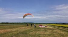 štart paraglidera na lúke výcvik motorového paraglajdingu