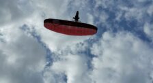 paramotorový pilot letí nad krajinou paragliding Prešov