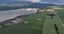 letecký pohľad na rieku a krajinu motorový paraglider Slovensko